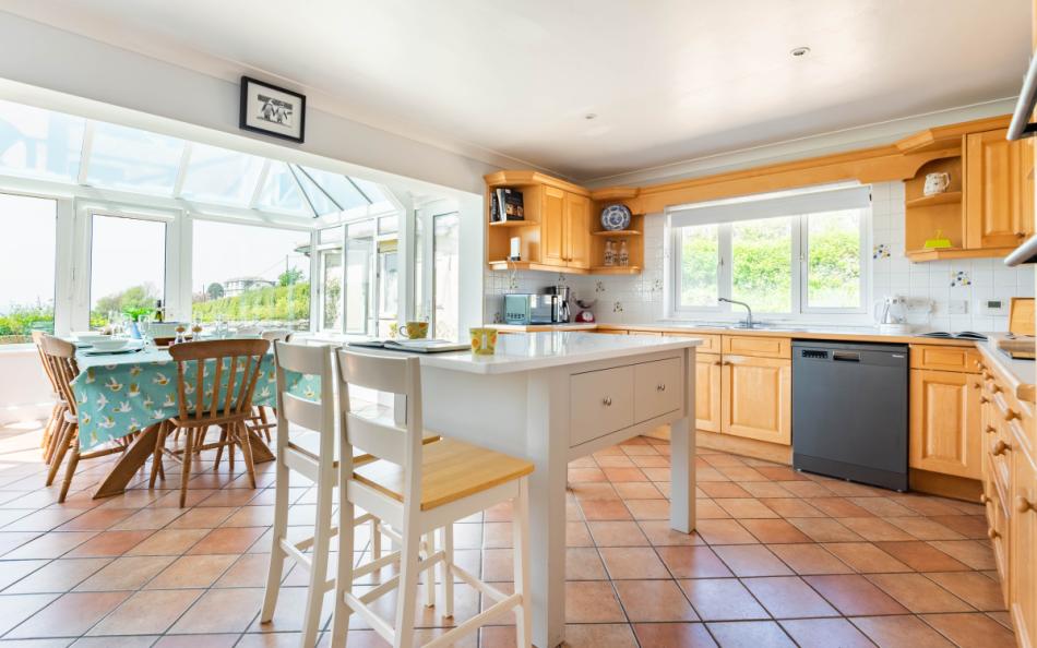Kitchen with central island at Double Gates holiday house in Devon