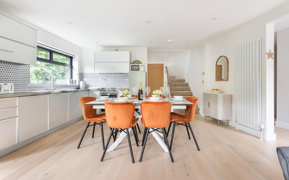 kitchen and open plan dining area at 6 Rosewalk