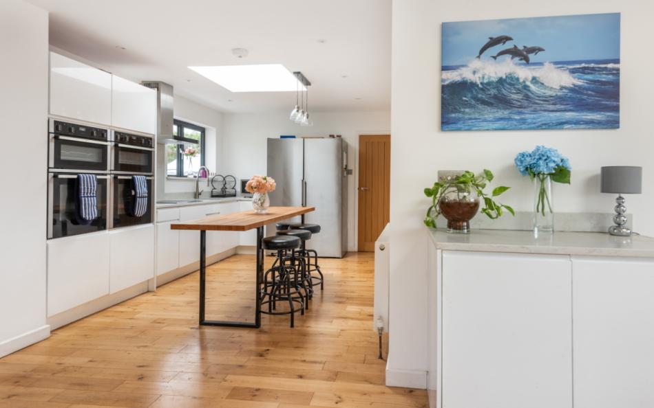kitchen and breakfast bar