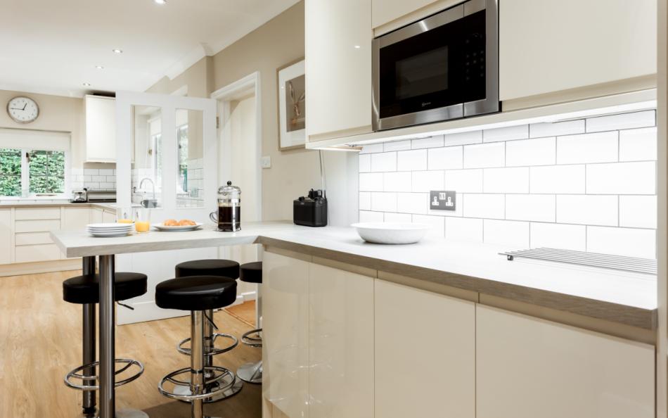kitchen with breakfast bar at Thatchby Oak