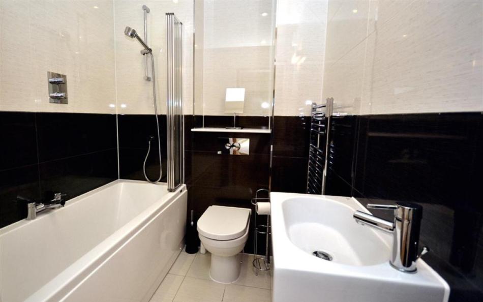 The family bathroom at Talland 17 