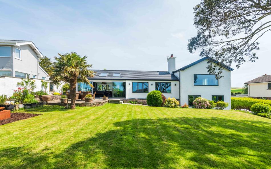 Allahoo holiday home a 4 bedroom, dog friendly with a hot tub