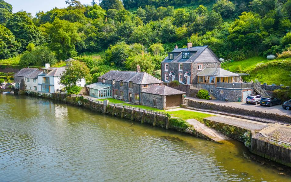Perchwood Shippon right on the water's edge