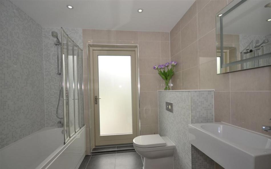 The ground floor family bathroom at 9 Talland