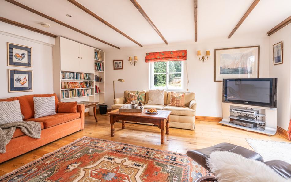 lounge with tv at Moonfleet Cottage