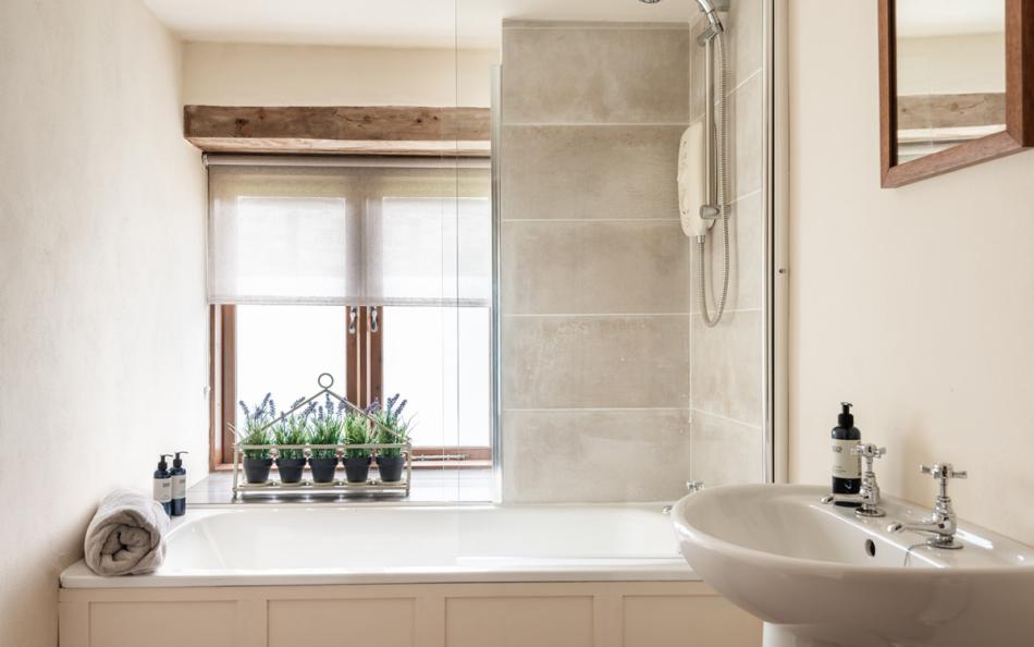 luxury bathroom at Landgreek Barn