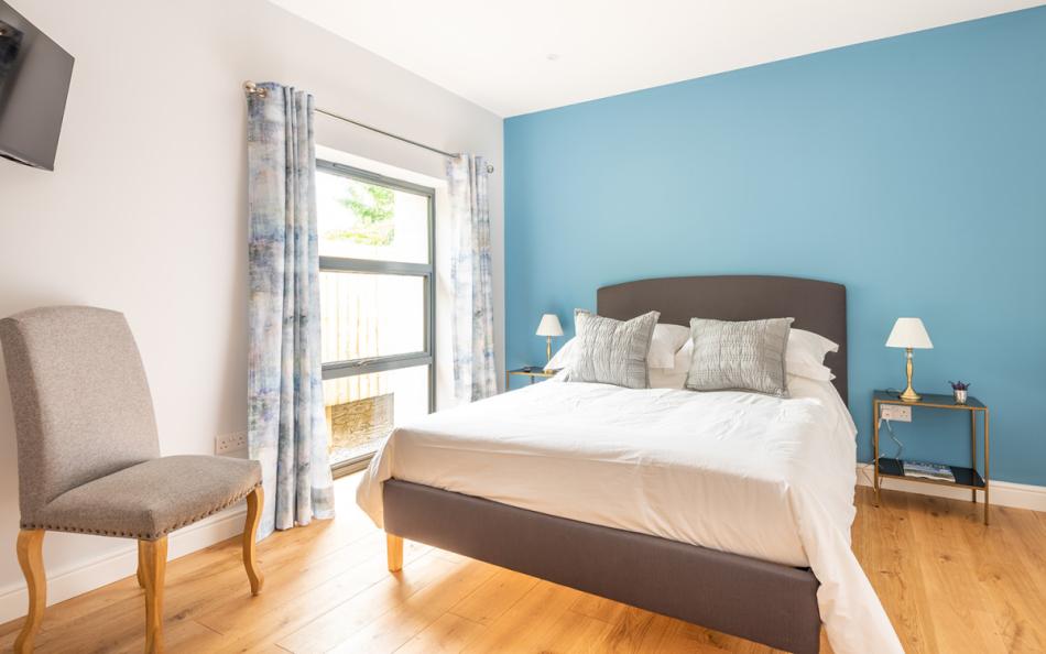Bedroom 1 with 5ft king size bed at Acacia House 