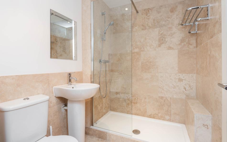 en-suite bathroom at Sail Away