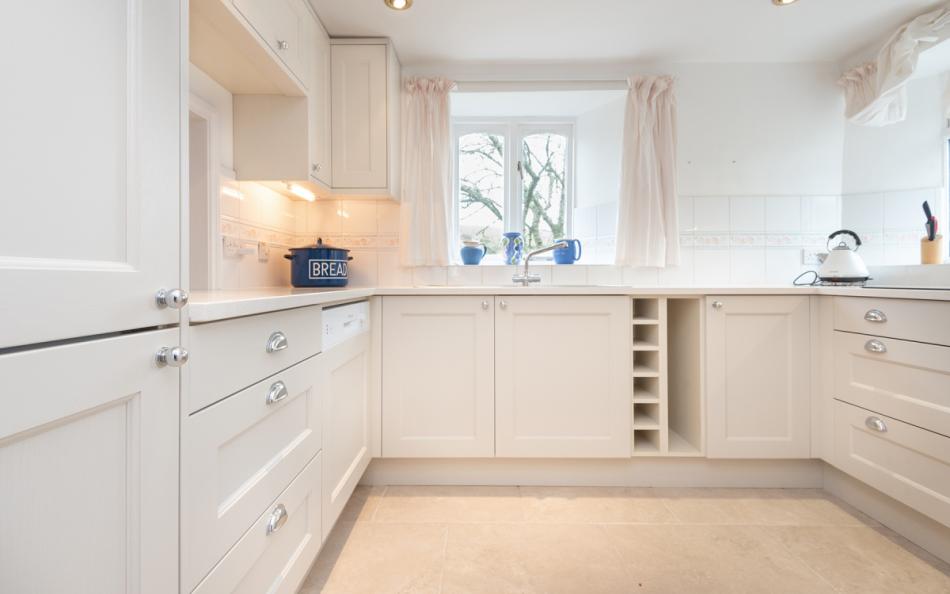 The kitchen in Apple Tree
