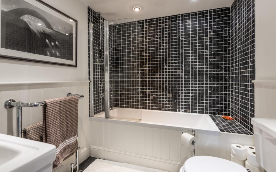 modern bathroom at Bow Bridge House