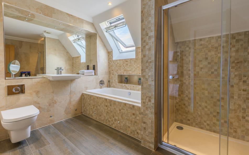 Large bathroom at Summer Pines