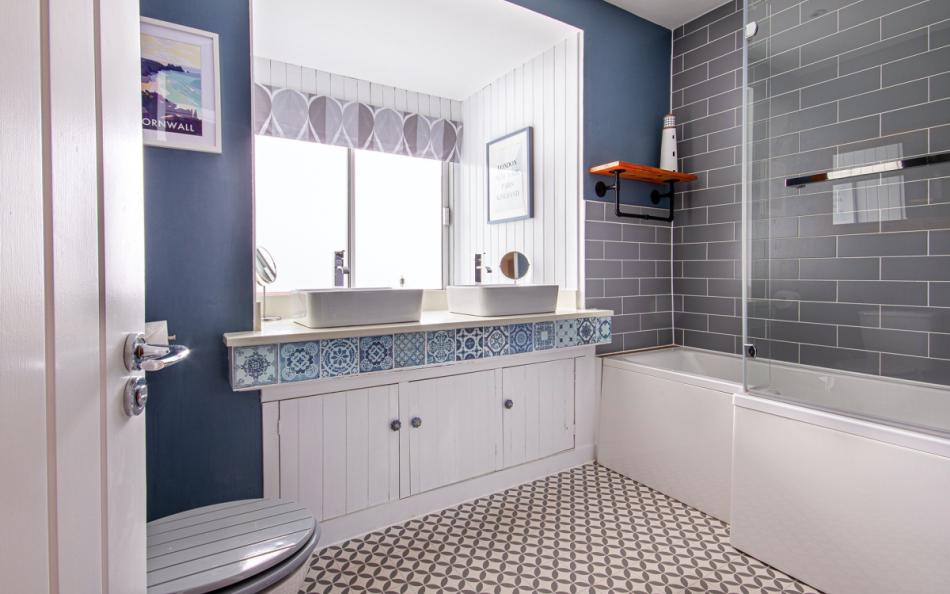 Family bathroom WC at The Courtyard