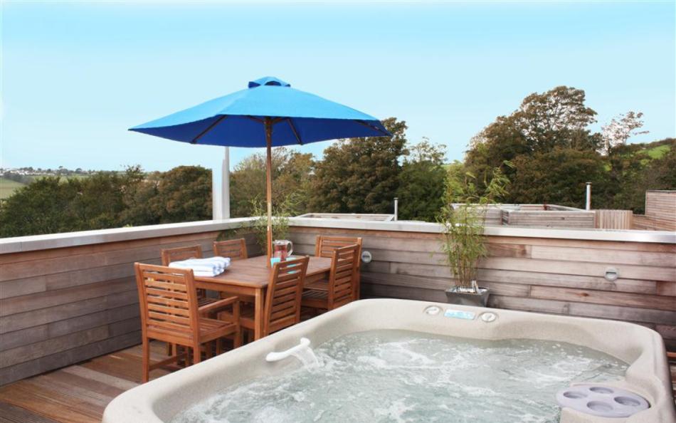 The rooftop terrace with hot tub at Talland 17 