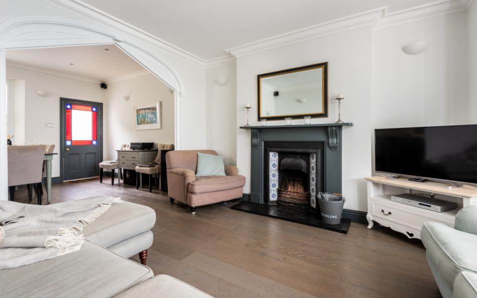 The lounge with tv at Batson House