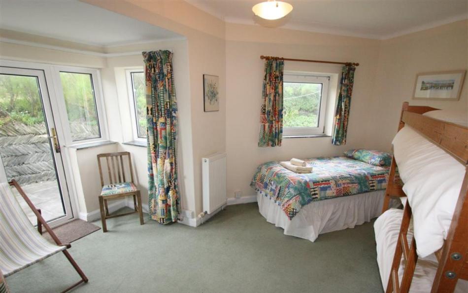 Ground floor triple bedroom at Roswidden on the cliff