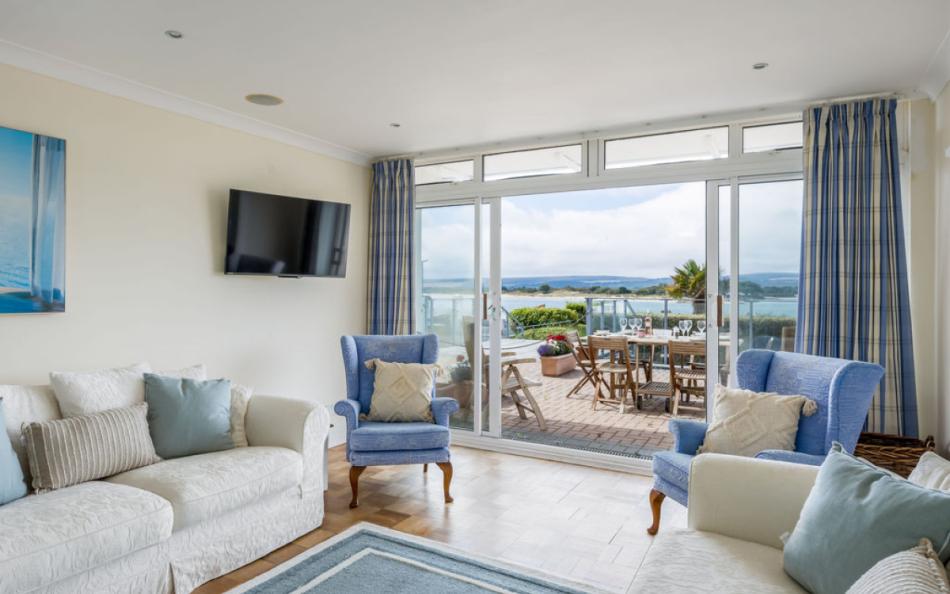 lounge to patio at Golden Gates No.9