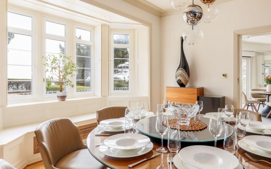 dressed dining table at Panorama House near Bournemouth