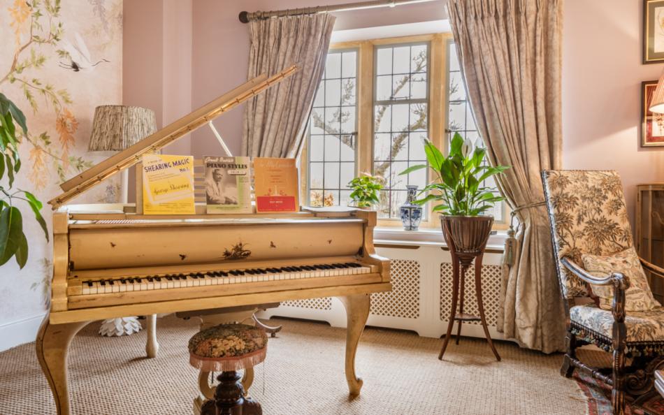 piano at Brookside Lodge 