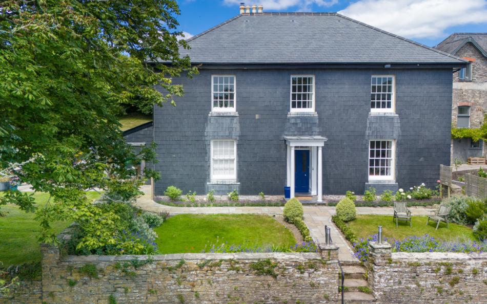 Bigbury Court Farmhouse sleeps 16 with 7 bedrooms, large holiday home