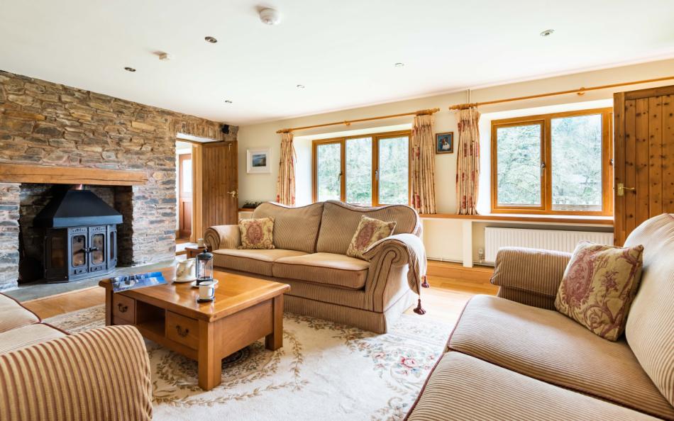 The spacious and comfortable lounge at Perchwood Shippon