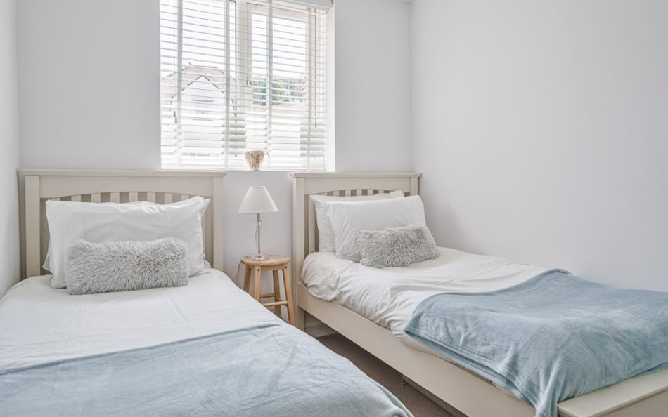 Twin bedroom at Fiddlers