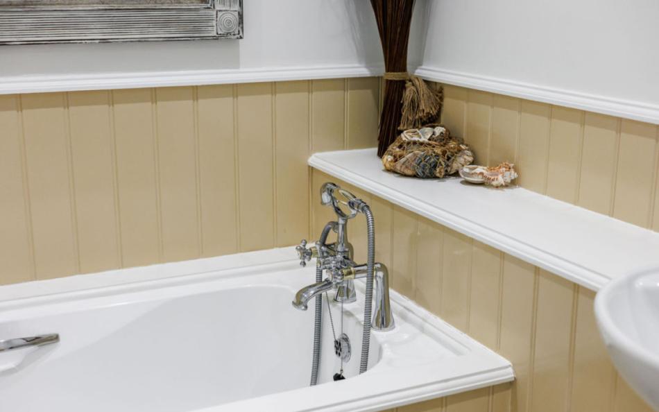 bathroom at Golden Gates No.9