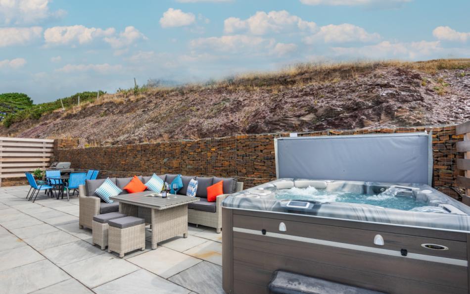 Hot tub and outdoor dining at 48 Trerieve 