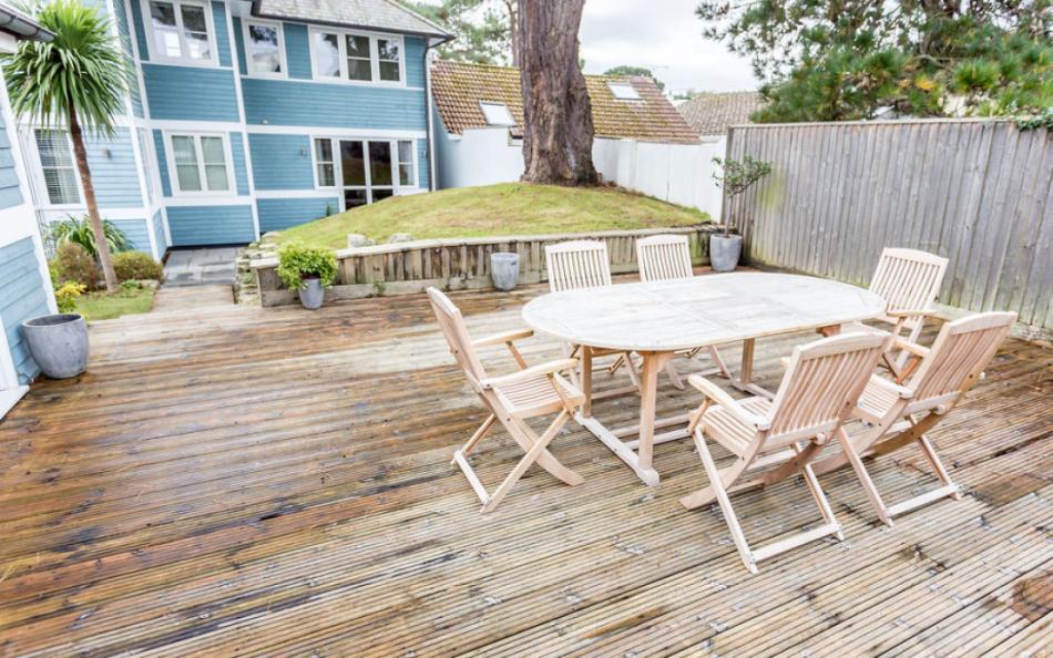 Outdoor decing at Grasmere Beach House