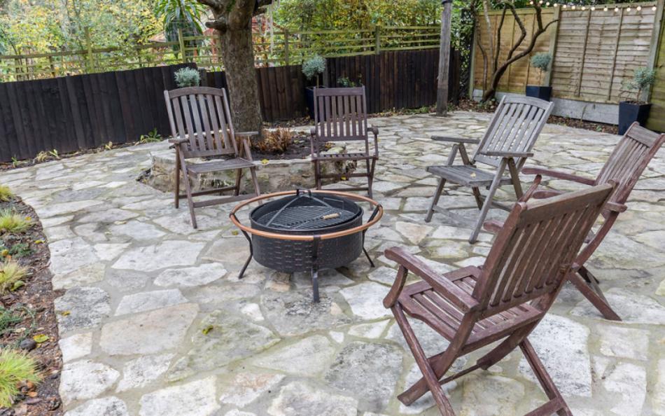 outdoor dining area at 21W sandbanks