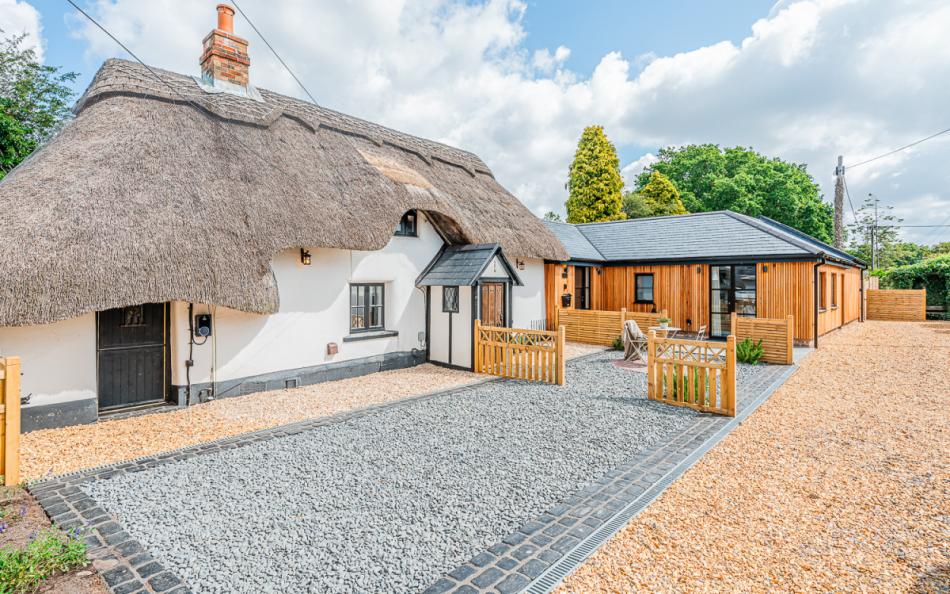 Fiddlesticks Cottage in East Boldre, sleeps 8, luxury large holiday cottage