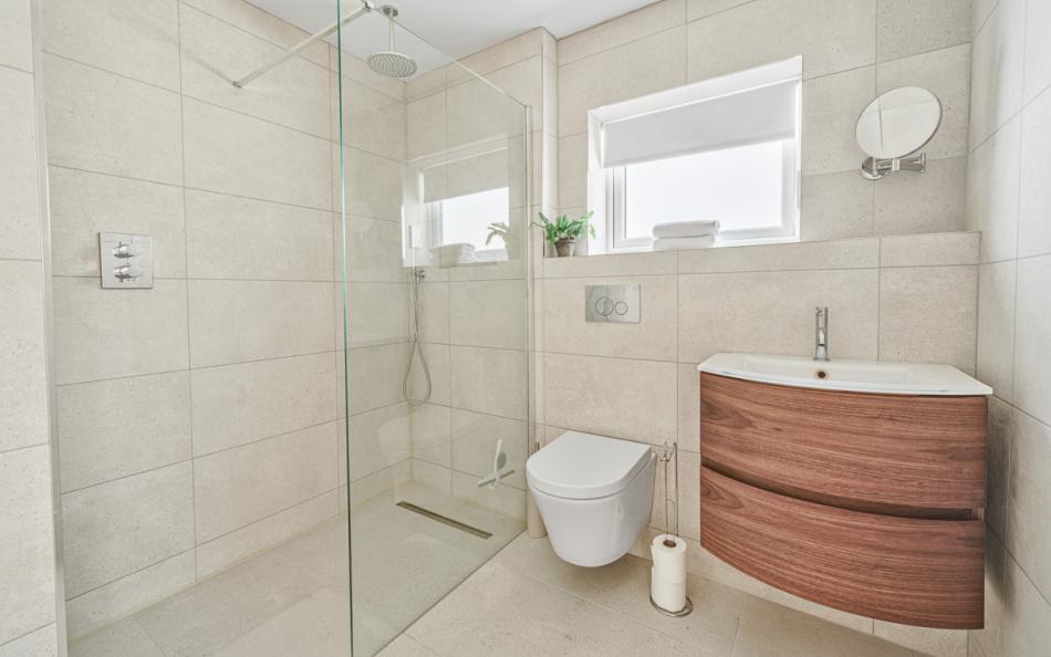Large shower at Fiddlers