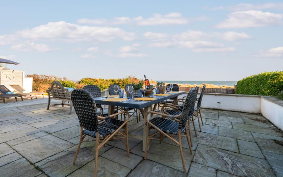 Outdoor dining at Holwell