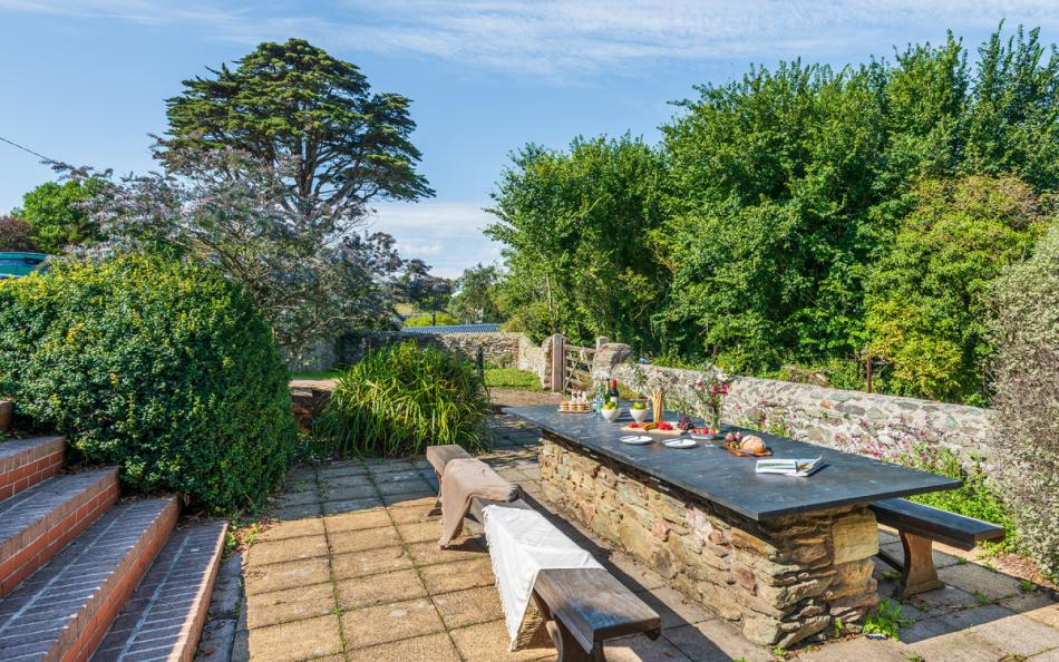 The large table outside, to enjoy the summer at Farthingfield 
