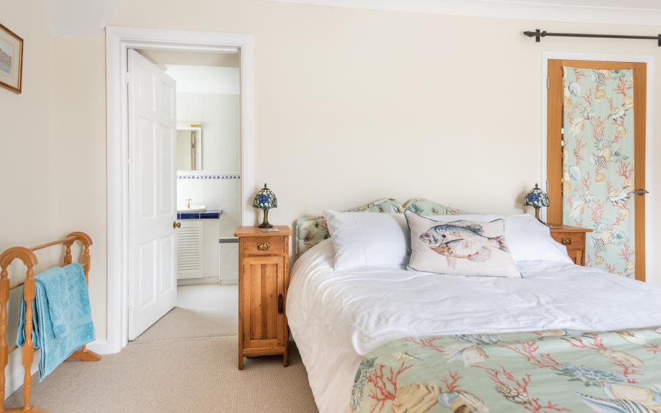 double bedroom to en-suite bathroom