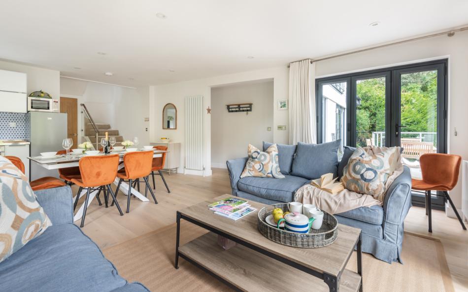 lounge to dining area at 6 Rosewalk