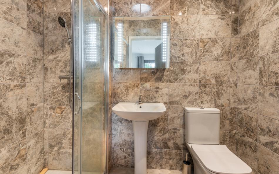 en-suite bathroom at Sea Haven House