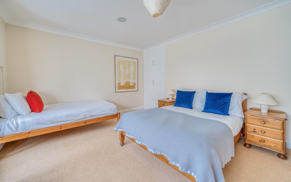 Double bed and a single at Upper Deck