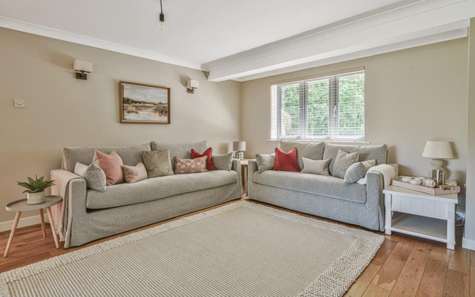 Large lounge with plenty of seating at Woodland Cottage