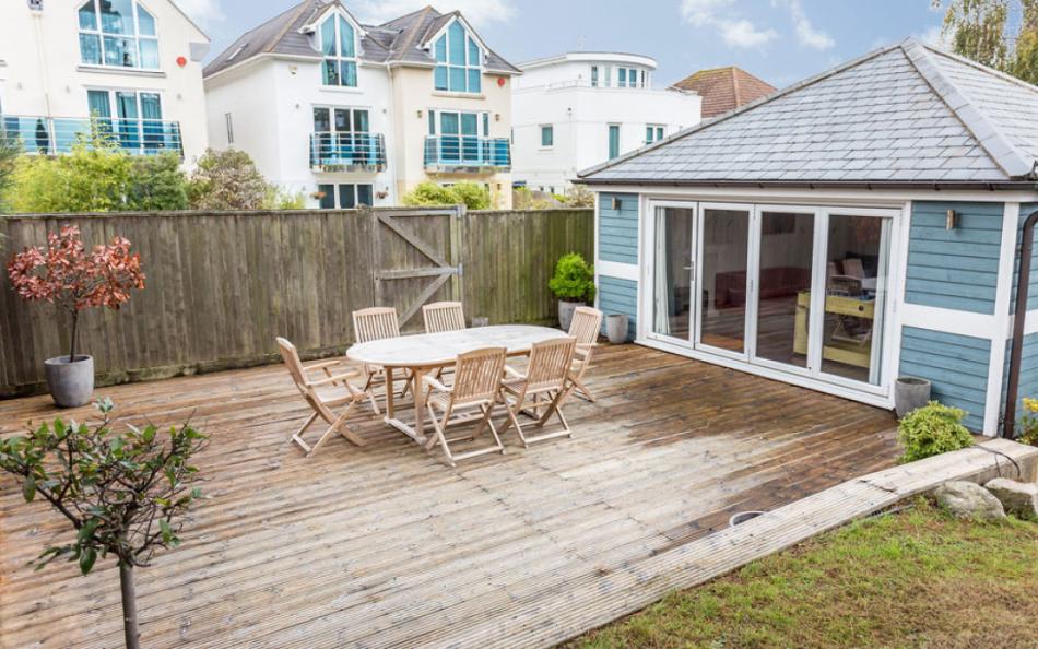 Outdoor table at Grasmere Beach House