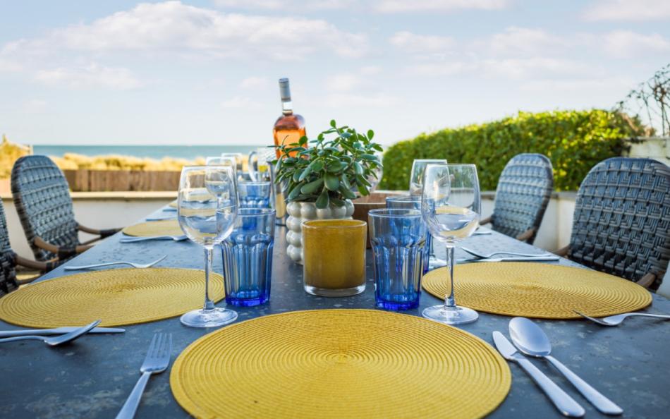 Outdoor dining at Holwell