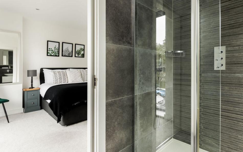 Bedroom with en suite at La Mer