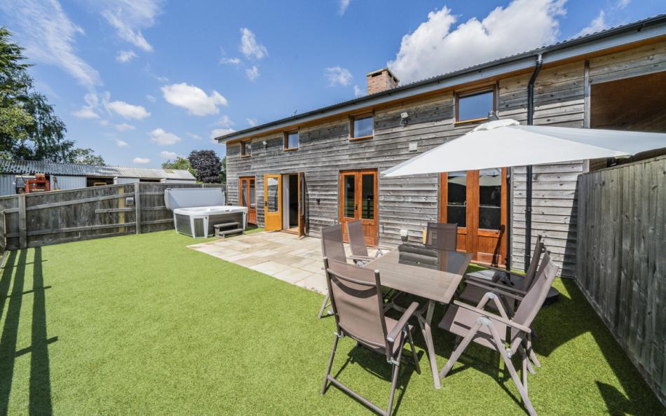 garden space at Goesmere Barns