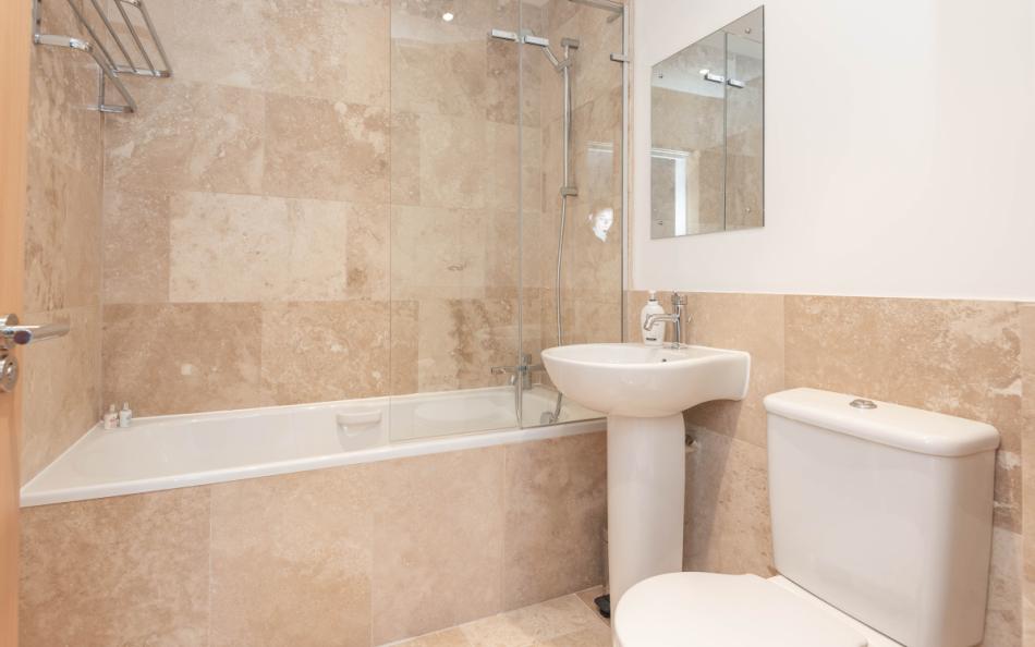 twin bedroom en-suite at Sail Away