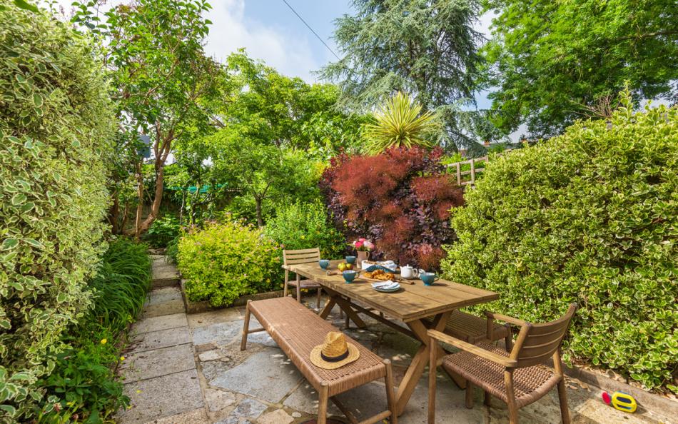 Outdoor eating at Jordan House 