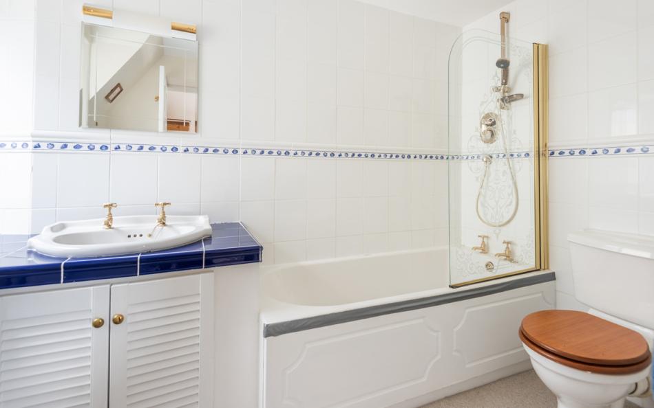 family bathroom at Captain's View, 3 Sandhills