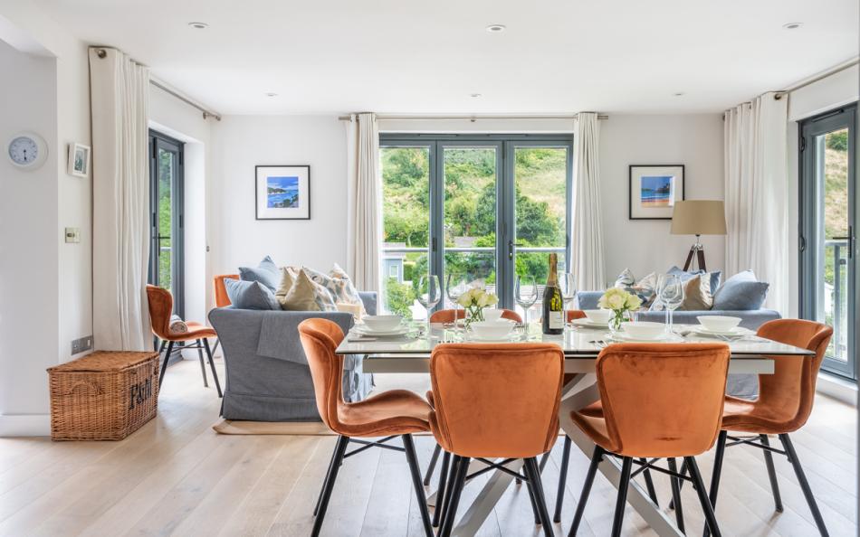 dining area at 6 Rosewalk