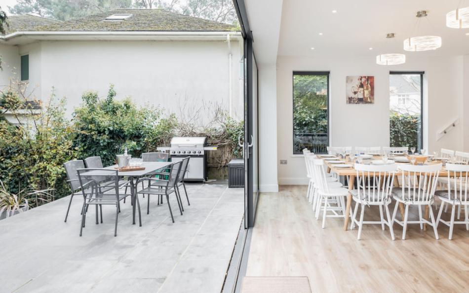 inside and outside dining at 21W sandbanks