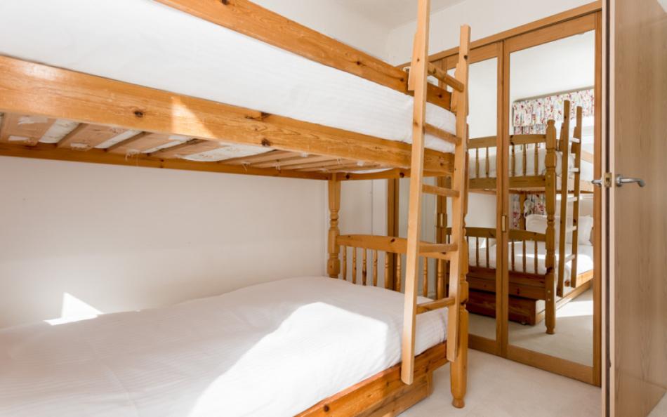 bink bedrom with wardrobes at Utopia No.6