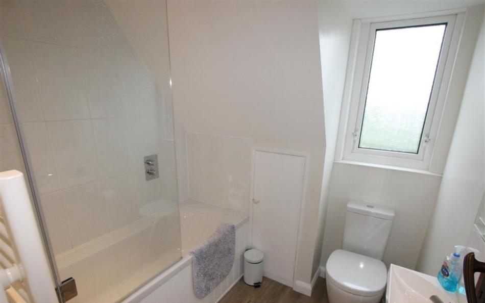 Ensuite bathroom at Roswidden on the cliff