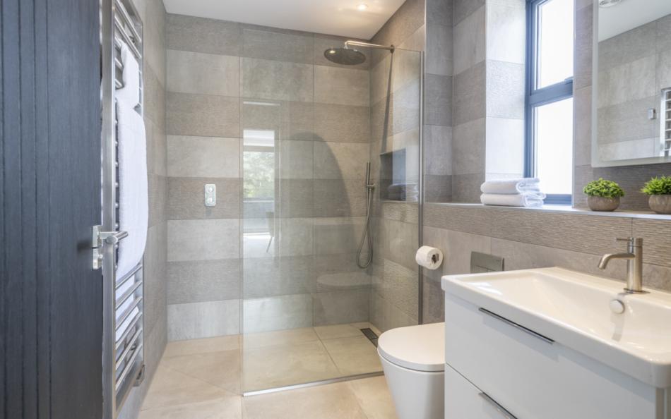 en-suite bathroom at Nautiques near Poole